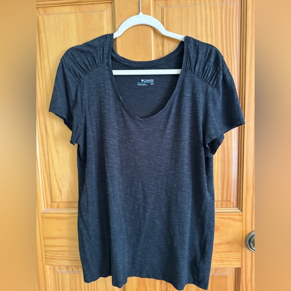 Columbia Black Ruched Shoulder Short Sleeve Tee Sz M - Picture 1 of 5